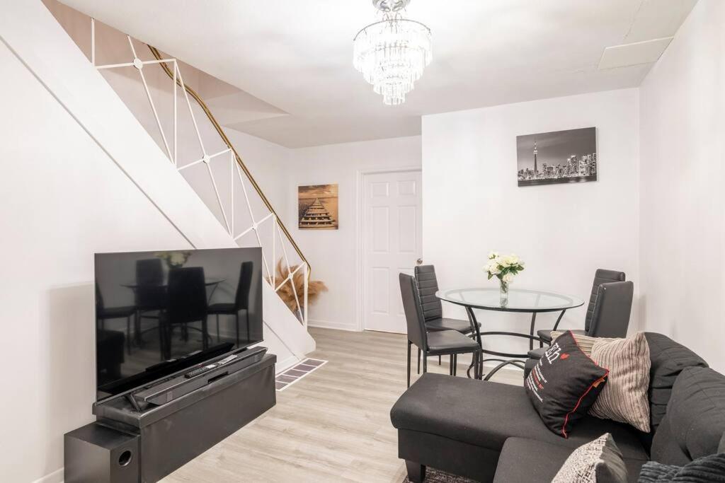 Harmony Home Near University Of Уотърлу Екстериор снимка