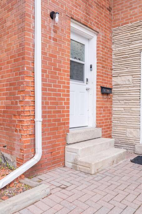 Harmony Home Near University Of Уотърлу Екстериор снимка