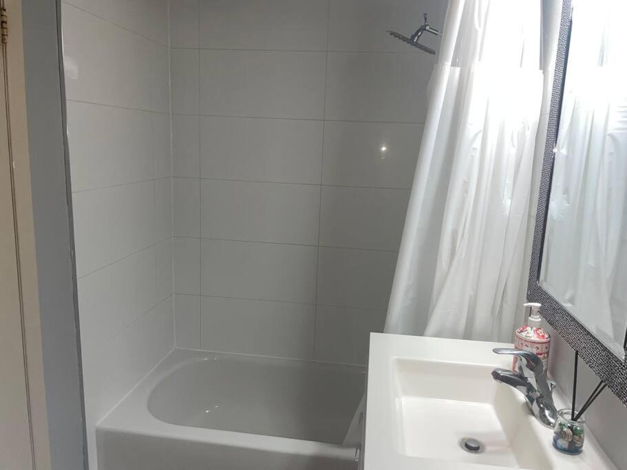 Harmony Home Near University Of Уотърлу Екстериор снимка
