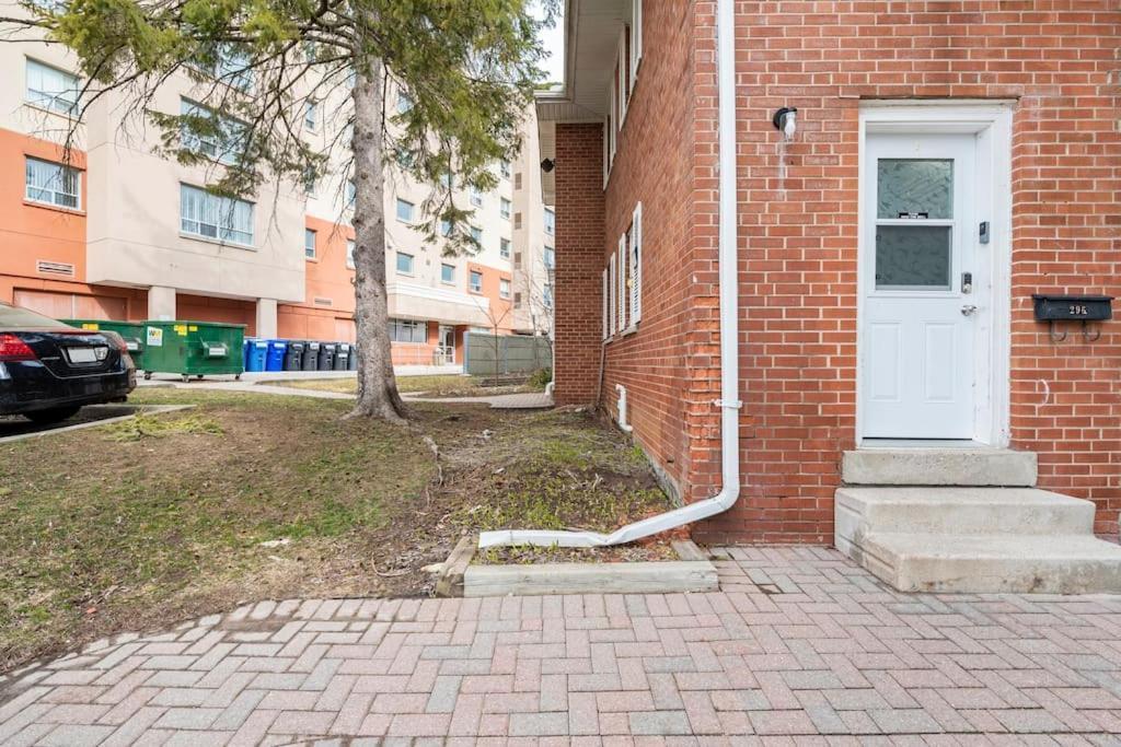 Harmony Home Near University Of Уотърлу Екстериор снимка